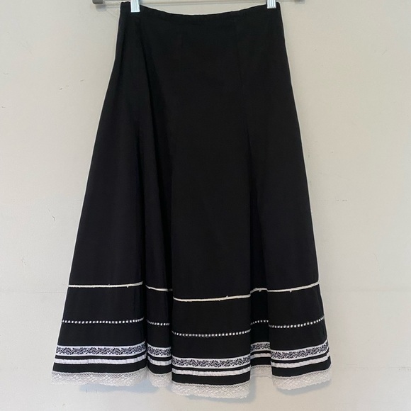 😍2/$20 Boho Sz 4 Black Cotton White Ribbon & Lace Embellished Midi Skirt - Picture 2 of 7